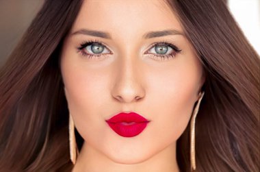 Güzellik, makyaj ve saç stili, güzel bir kadının yüz portresi, kırmızı ruj makyajı ve cilt makyajı, saç bakımı, cazibe stili ve moda fikri.