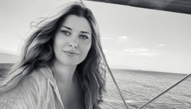 Yatta denizden hoşlanan bir kadın, yaz mevsiminde sahil hayatı, tatil gezisi ve yaz tatili konsepti.