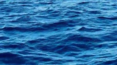 Derin mavi deniz dalgaları, doğa dokusu arka planı. Yüksek kalite 4k görüntü