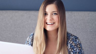 Bilgisayar masasında çalışan güzel bir kadın, evden, yüksek lisans derecesi, öğrenim için dizüstü bilgisayar, üniversite eğitimi, dil okulu veya çevrimiçi alışveriş konsepti