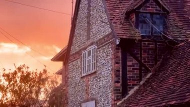 Hertfordshire, İngiltere 'de gün batımında eski köy kulübeleri. Yüksek kalite 4k görüntü