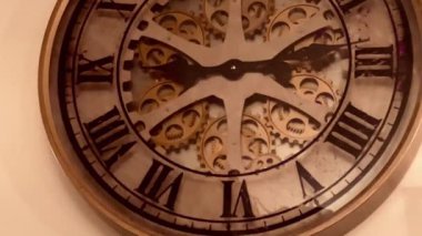 Duvardaki eski İngiliz saati, zaman ve antika konsepti.