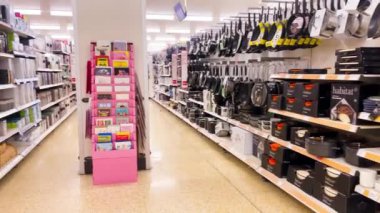 APSLEY, ENGLAND, İngiltere - 11 Nisan 2024: Sainsburys süpermarket koridorları çeşitli kozmetik ürünler sergilenmektedir, iç mekanlar Apsley, Hertfordshire, İngiltere, Birleşik Krallık