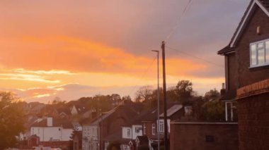 Hertfordshire, İngiltere 'de gün batımında eski köy kulübeleri. Yüksek kalite 4k görüntü