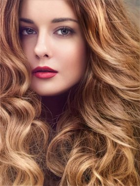 Güzel modern kadın gür saç stili, uzun lüks saç ve güzellik makyajı lüks moda ve doğal kozmetik fikri için büyüleyici bir yüz portresi.