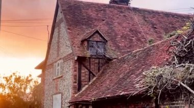 Hertfordshire, İngiltere 'de gün batımında eski köy kulübeleri. Yüksek kalite 4k görüntü