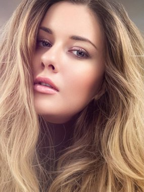 Güzel, gür saç stili, uzun, lüks saç ve güzellik makyajı olan, lüks moda ve doğal kozmetik fikri olan modern, sarışın bir kadın.