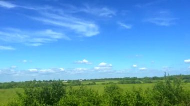 Yazın İngiliz kırsal arazisi, yeşil alanlar ve mavi gökyüzü, doğa, kırsal tarım hayatı ve tarım kavramı