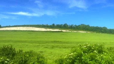 Yazın İngiliz kırsal arazisi, yeşil alanlar ve mavi gökyüzü, doğa, kırsal tarım hayatı ve tarım kavramı