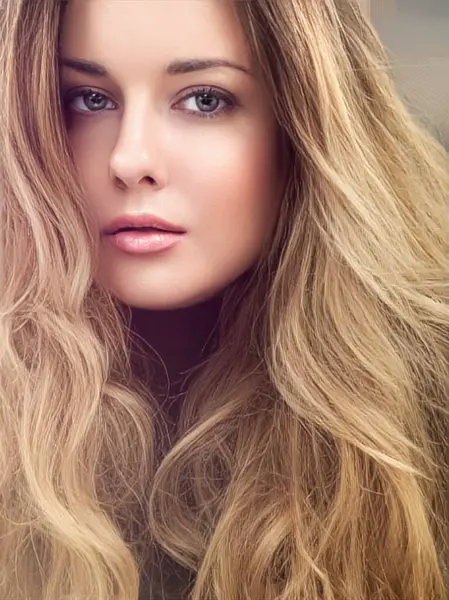 Güzel, gür saç stili, uzun, lüks saç ve güzellik makyajı olan, lüks moda ve doğal kozmetik fikri olan modern, sarışın bir kadın.