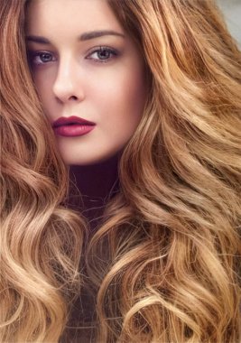 Güzel modern kadın gür saç stili, uzun lüks saç ve güzellik makyajı lüks moda ve doğal kozmetik fikri için büyüleyici bir yüz portresi.