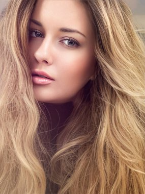 Güzel, gür saç stili, uzun, lüks saç ve güzellik makyajı olan, lüks moda ve doğal kozmetik fikri olan modern, sarışın bir kadın.