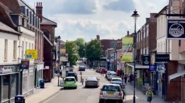 ALTON, HAMPSHIRE, İngiltere - 17 Temmuz 2024: Hampshire, İngiltere 'deki Alton Eski Şehir Merkezi, tarihi binalar, hareketli bir sokak sahnesi, tam bir İngiliz cazibesi