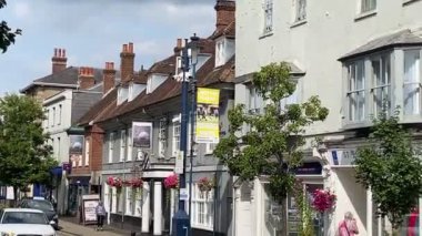 ALTON, HAMPSHIRE, İngiltere - 17 Temmuz 2024: Hampshire, İngiltere 'deki Alton Eski Şehir Merkezi, tarihi binalar, hareketli bir sokak sahnesi, tam bir İngiliz cazibesi