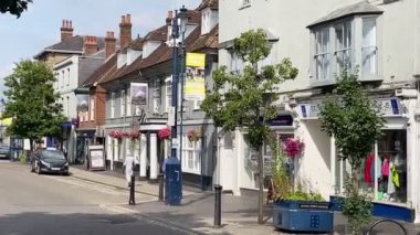 ALTON, HAMPSHIRE, İngiltere - 17 Temmuz 2024: Hampshire, İngiltere 'deki Alton Eski Şehir Merkezi, tarihi binalar, hareketli bir sokak sahnesi, tam bir İngiliz cazibesi