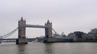 Kule Köprüsü Thames Nehri 'nin üzerinde duruyor. İkonik tasarımı ve Gotik kuleleri Londra' nın tarihi siluetinin bir işareti. Yavaş çekim.