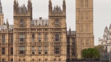 Westminster Köprüsü 'nün çerçevelediği Thames Nehri' nin yanında Büyük Ben ve Parlamento Binaları ağır çekimde duruyor.