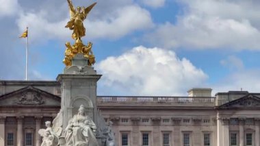 Görkemli Victoria Anıtı, altın heykellerle taçlandırılmış, Buckingham Sarayı 'nın önünde gururla duruyor.