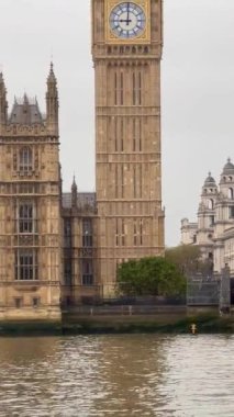 Westminster Köprüsü 'nün çerçevelediği Thames Nehri' nin yanında Büyük Ben ve Parlamento Binaları ağır çekimde duruyor.