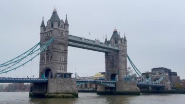 Kule Köprüsü Thames Nehri 'nin üzerinde duruyor. İkonik tasarımı ve Gotik kuleleri Londra' nın tarihi siluetinin bir işareti. Yavaş çekim.