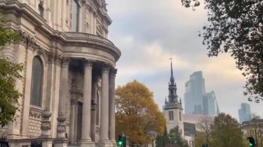 St. Pauls Katedrali, karmaşık oymalar, büyük sütunlar, ve sisli bir günde Londra 'da ikonik saat kulesi, yavaş çekim