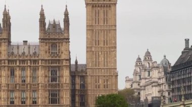 Westminster Köprüsü 'nün çerçevelediği Thames Nehri' nin yanında Büyük Ben ve Parlamento Binaları ağır çekimde duruyor.