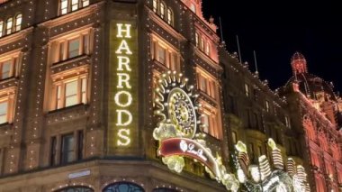 Londra, İngiltere, Birleşik KINGDOM - 19 Aralık 2024: Harrods mağazası ve Noel süslemeleri, aydınlatma tasarımı ve tatil kutlamaları