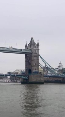 Kule Köprüsü Thames Nehri 'nin üzerinde duruyor. İkonik tasarımı ve Gotik kuleleri Londra' nın tarihi siluetinin bir işareti. Yavaş çekim.