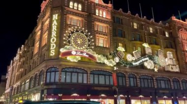 Londra, İngiltere, Birleşik KINGDOM - 19 Aralık 2024: Harrods mağazası ve Noel süslemeleri, aydınlatma tasarımı ve tatil kutlamaları