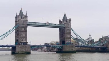 Kule Köprüsü Thames Nehri 'nin üzerinde duruyor. İkonik tasarımı ve Gotik kuleleri Londra' nın tarihi siluetinin bir işareti. Yavaş çekim.