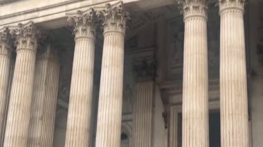 St. Pauls Katedrali, karmaşık oymalar, büyük sütunlar, ve sisli bir günde Londra 'da ikonik saat kulesi, yavaş çekim