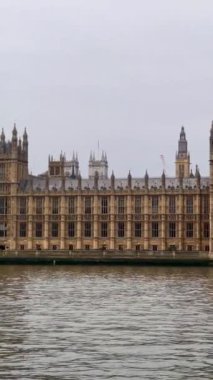 Westminster Köprüsü 'nün çerçevelediği Thames Nehri' nin yanında Büyük Ben ve Parlamento Binaları ağır çekimde duruyor.