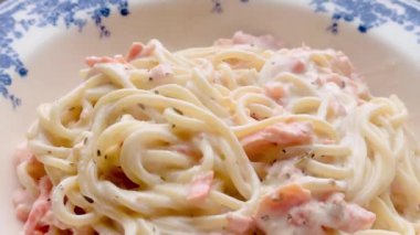 Narin somonlu kremalı spagetti. Klasik bir yemek için bol ve biberli sosla kaplanmış.