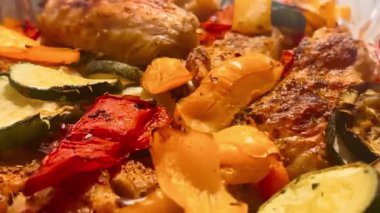 Dolgun ızgara sebzelerle çevrili altın kavrulmuş tavuk, kabak, biber ve domates de dahil, sağlıklı ve lezzetli bir yemek oluşturuyor.