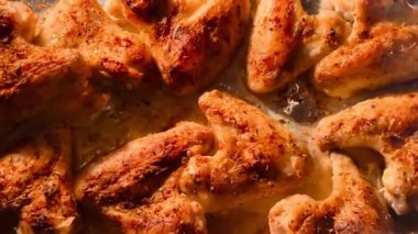 Çıtır çıtır ve taze derili fırında tavuk kanadı ve sulu bir et, zengin bir baharat karışımı ile kaplanmış, taze pişmiş ve buharlı.