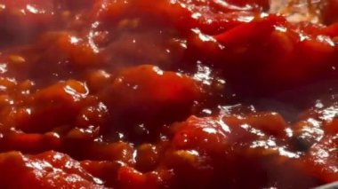 Canlı kırmızı bir tonu ve sağlıklı bir dokusu olan, domates ve baharatların mükemmel kaynaşmış karışımını sergileyen, zengin, yavaş pişirilmiş domates sosu klasik yemek ve makarna tarifleri için idealdir.