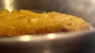 Kıtır kıtır altın renginde balık usulca cızırdar, geleneksel ve rahatlatıcı İngiliz yemeğinin özünü somutlaştırır, İngiliz balık ve patates kızartması.