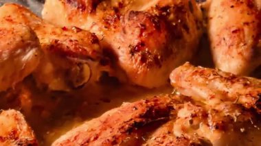 Çıtır çıtır ve taze derili fırında tavuk kanadı ve sulu bir et, zengin bir baharat karışımı ile kaplanmış, taze pişmiş ve buharlı.