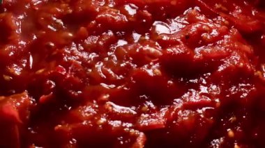 Canlı kırmızı bir tonu ve sağlıklı bir dokusu olan, domates ve baharatların mükemmel kaynaşmış karışımını sergileyen, zengin, yavaş pişirilmiş domates sosu klasik yemek ve makarna tarifleri için idealdir.
