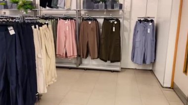 Modern giyim mağazası, zarif kıyafetler ve ürünler, modaya uygun bir alışveriş deneyimi sunuyor