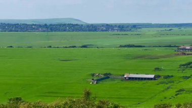 Açık arazilerle çevrili, tuhaf kırsal bir çiftliğe ev sahipliği yapan engin yeşil bir arazi. Nazik tepeler ve dağınık binalar huzurlu İngiliz kırsal manzarasını tamamlıyor.