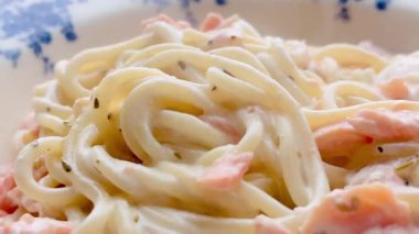 Narin somonlu kremalı spagetti. Klasik bir yemek için bol ve biberli sosla kaplanmış.
