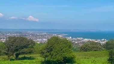 Eastbourne, Doğu Sussex, Birleşik Krallık 'ın panoramik manzarası, canlı kasabayı sergiliyor, yeşillikleri yuvarlıyor, ve berrak mavi gökyüzü altında büyüleyici turkuaz deniz.