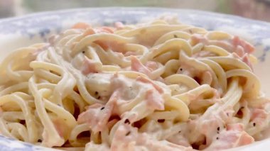 Narin somonlu kremalı spagetti. Klasik bir yemek için bol ve biberli sosla kaplanmış.