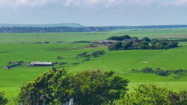 Açık arazilerle çevrili, tuhaf kırsal bir çiftliğe ev sahipliği yapan engin yeşil bir arazi. Nazik tepeler ve dağınık binalar huzurlu İngiliz kırsal manzarasını tamamlıyor.