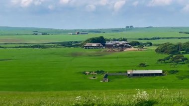 Açık arazilerle çevrili, tuhaf kırsal bir çiftliğe ev sahipliği yapan engin yeşil bir arazi. Nazik tepeler ve dağınık binalar huzurlu İngiliz kırsal manzarasını tamamlıyor.