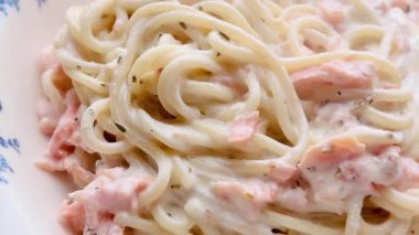 Narin somonlu kremalı spagetti. Klasik bir yemek için bol ve biberli sosla kaplanmış.