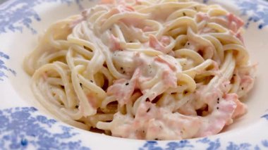 Narin somonlu kremalı spagetti. Klasik bir yemek için bol ve biberli sosla kaplanmış.