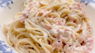 Narin somonlu kremalı spagetti. Klasik bir yemek için bol ve biberli sosla kaplanmış.