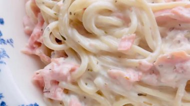 Narin somonlu kremalı spagetti. Klasik bir yemek için bol ve biberli sosla kaplanmış.
